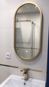 Овальное зеркало в золотой раме с подсветкой в ванную